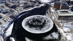 В Америке на квадрокоптер засняли огромный ледяной вращающийся диск