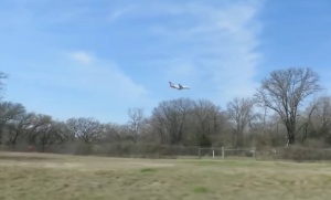 Видео ещё одного неподвижно зависшего в воздухе самолёта появилось в сети