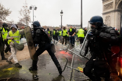 В ходе протестов во Франции арестованы более 1300 человек