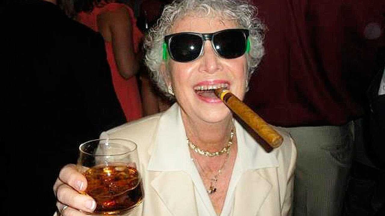 Бабка на вечеринке