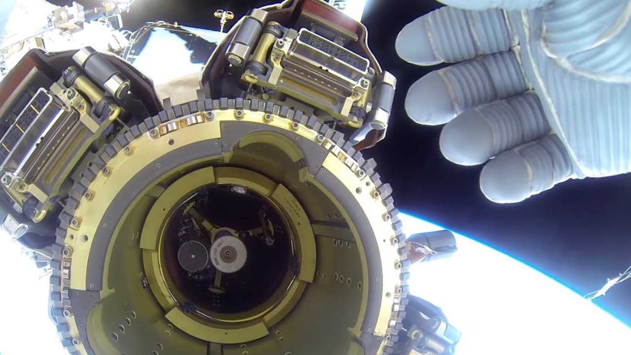 Астронавт пытается спрятать НЛО возле МКС
