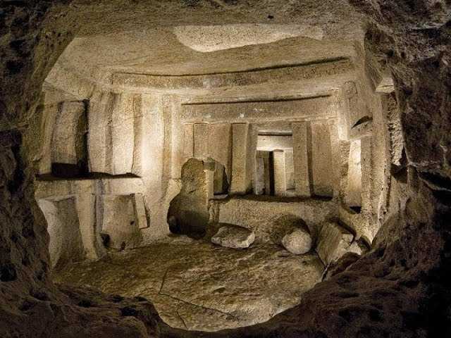 Возраст древнего некрополя,найденного в Омской обл. более 300 000 лет,а людей тогда еще не было!!!