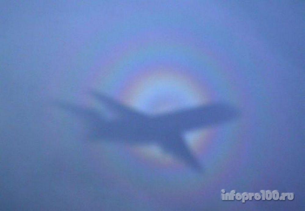 Радужный ореол на тени от самолёта фото