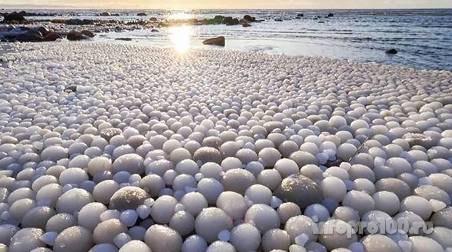 Ледяные яйца в на пляже в Финляндии